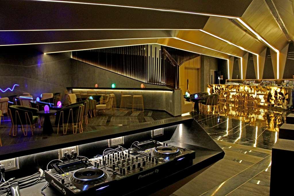 Radisson Blu Bengaluru Outer Ring Road Otel Restoran fotoğraf