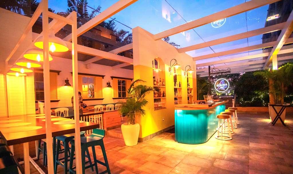 Radisson Blu Bengaluru Outer Ring Road Otel Restoran fotoğraf