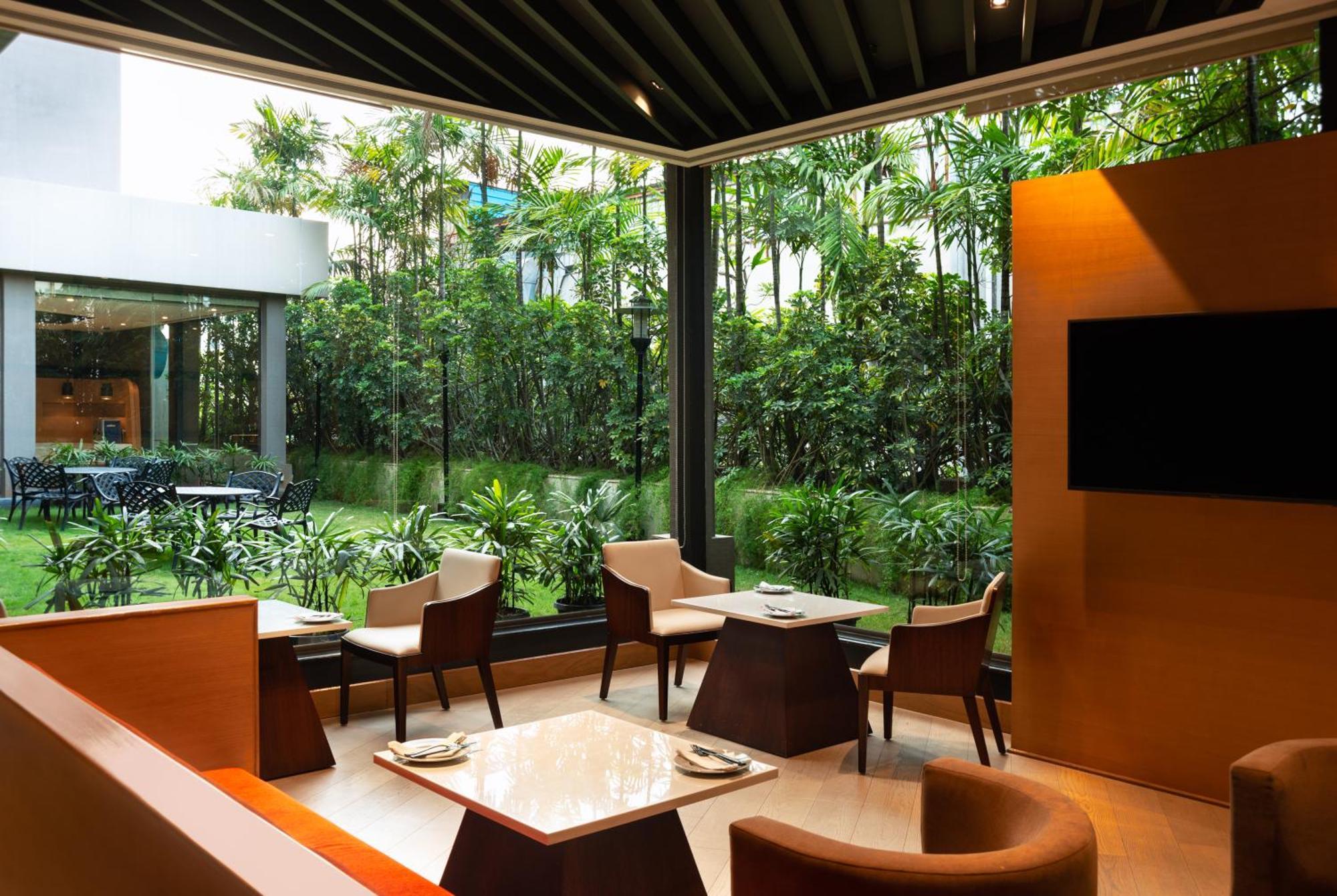 Radisson Blu Bengaluru Outer Ring Road Otel Dış mekan fotoğraf