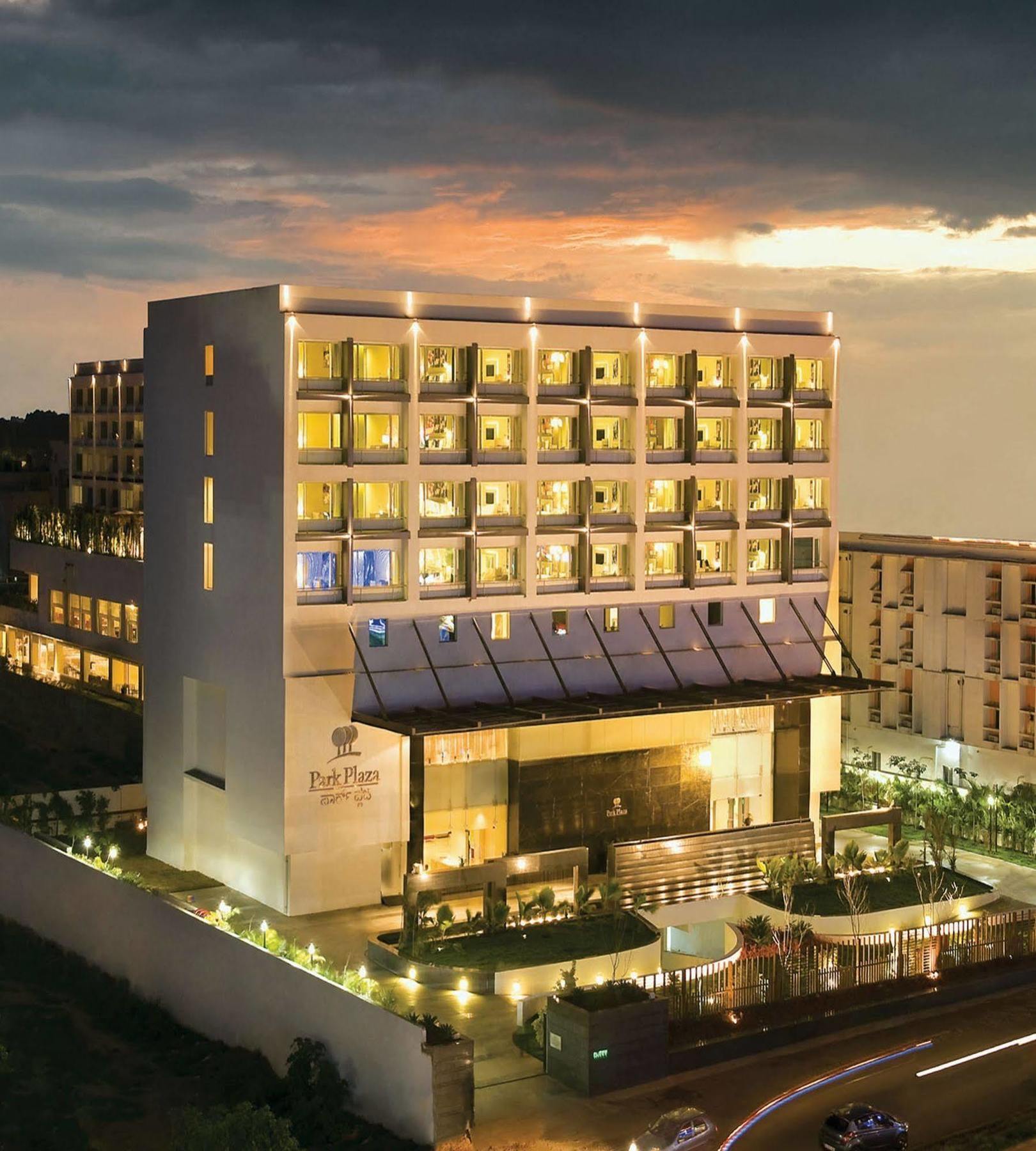 Radisson Blu Bengaluru Outer Ring Road Otel Dış mekan fotoğraf